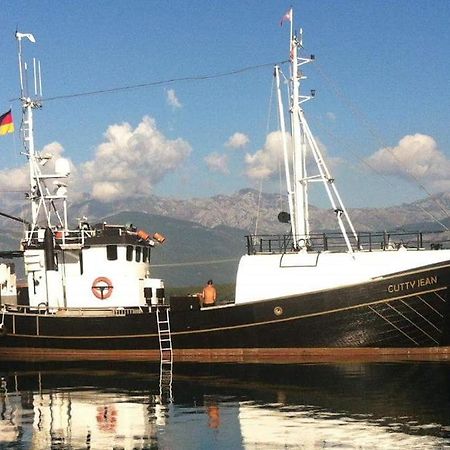 Boat Ms Cutty Jean Hotel Слима Екстериор снимка