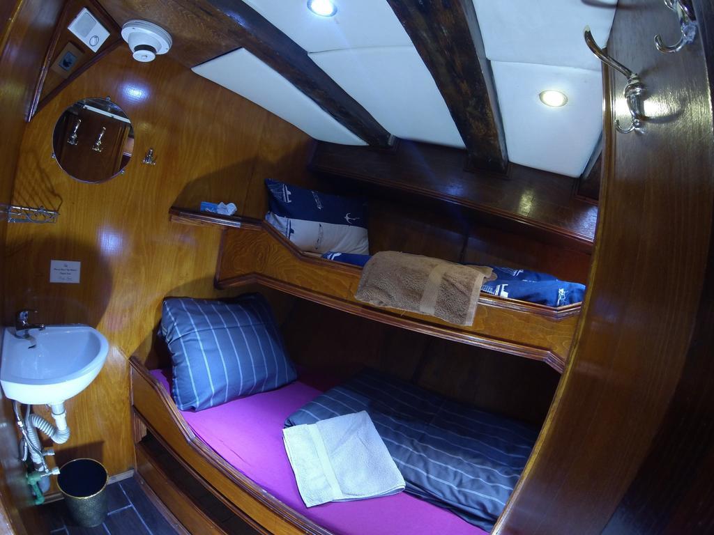 Boat Ms Cutty Jean Hotel Слима Стая снимка