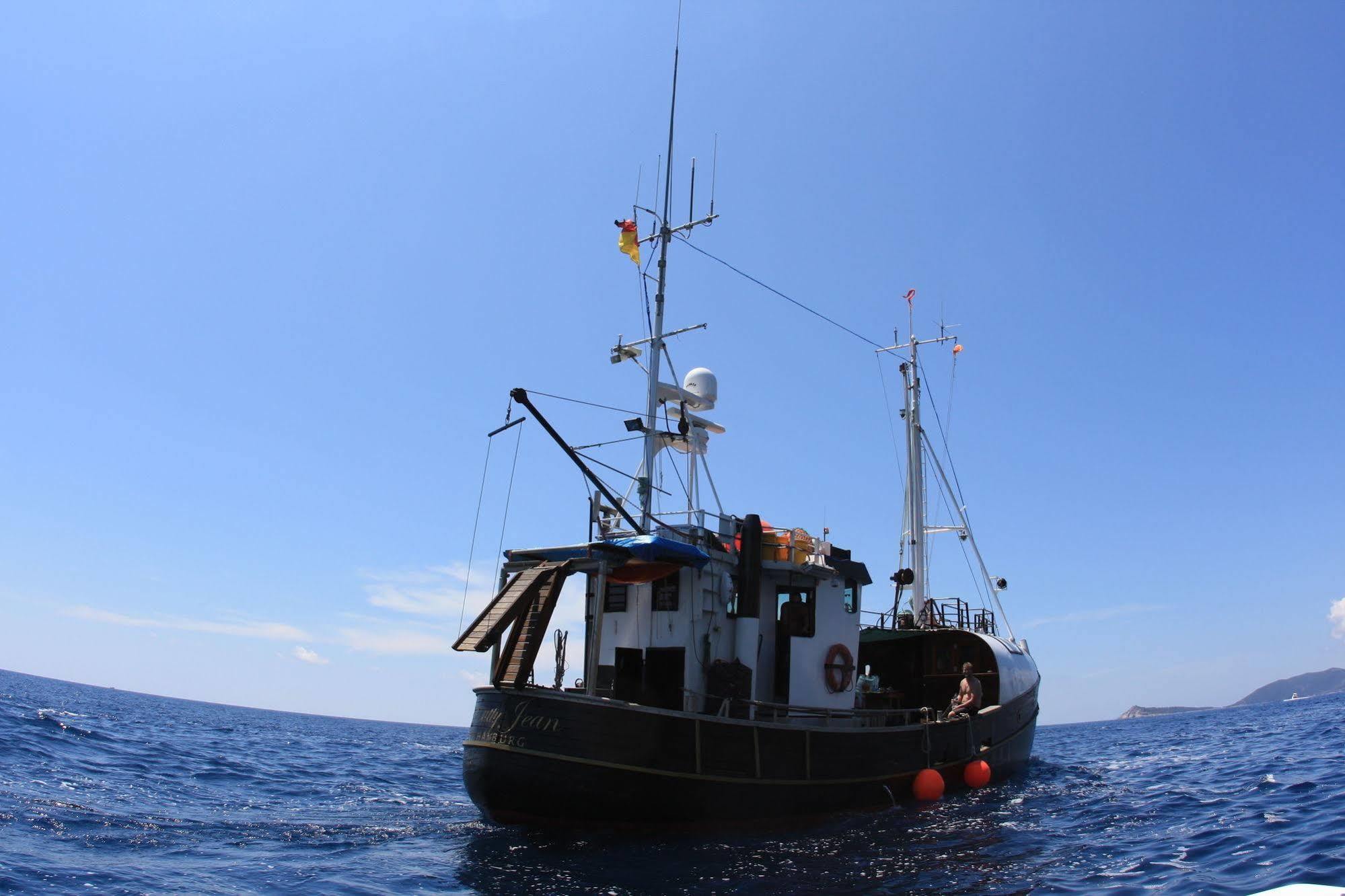 Boat Ms Cutty Jean Hotel Слима Екстериор снимка